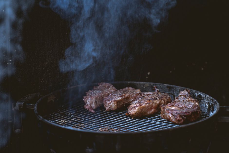 Holzkohlegrill mit Steaks Holzkohlegrill mit Steaks
