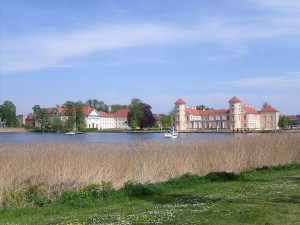 "Route 1" führt auch am malerischen Wasserschloss Rheinsberg vorbei. 2)