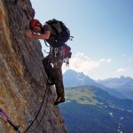 Klettern im Vorstieg an einer Steilwand - Anfänger sollten das Setzen von Sicherungen dem erfahrenen Kletterer überlassen. 1)