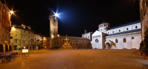 Der Piazza Duomo bei Nacht. 3)